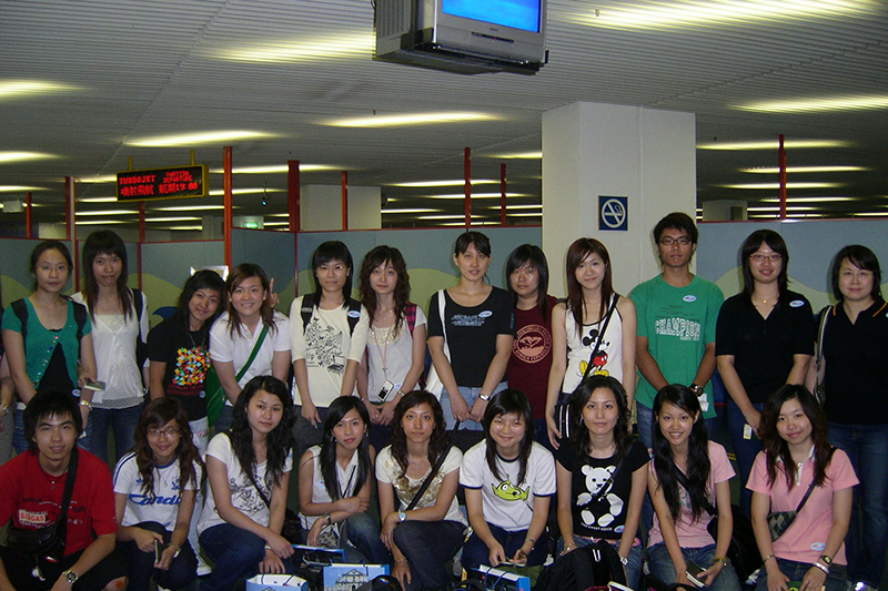 2006年7月1日，黃明蕙老師帶領教育學院學生出發到新西蘭進行為期三星期的浸入式英語強化課程。 (2006年 照片提供:蕭韻鏗)