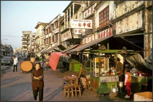 Snack shops and little stores selling fish balls and desserts in 1973. (Photo provided by Micheal Chan)