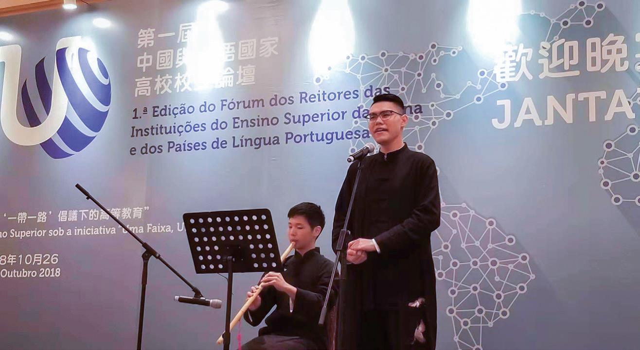 Daniel Kwan performs a Kunqu opera song at the welcome dinner for participants in the first forum for university presidents from China and Portuguese-speaking countries held at UM