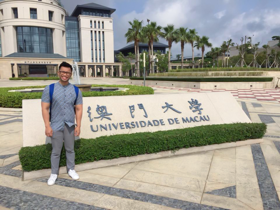 Prof Jeremy De Chavez in front of the UM library during his first visit to the university in 2018