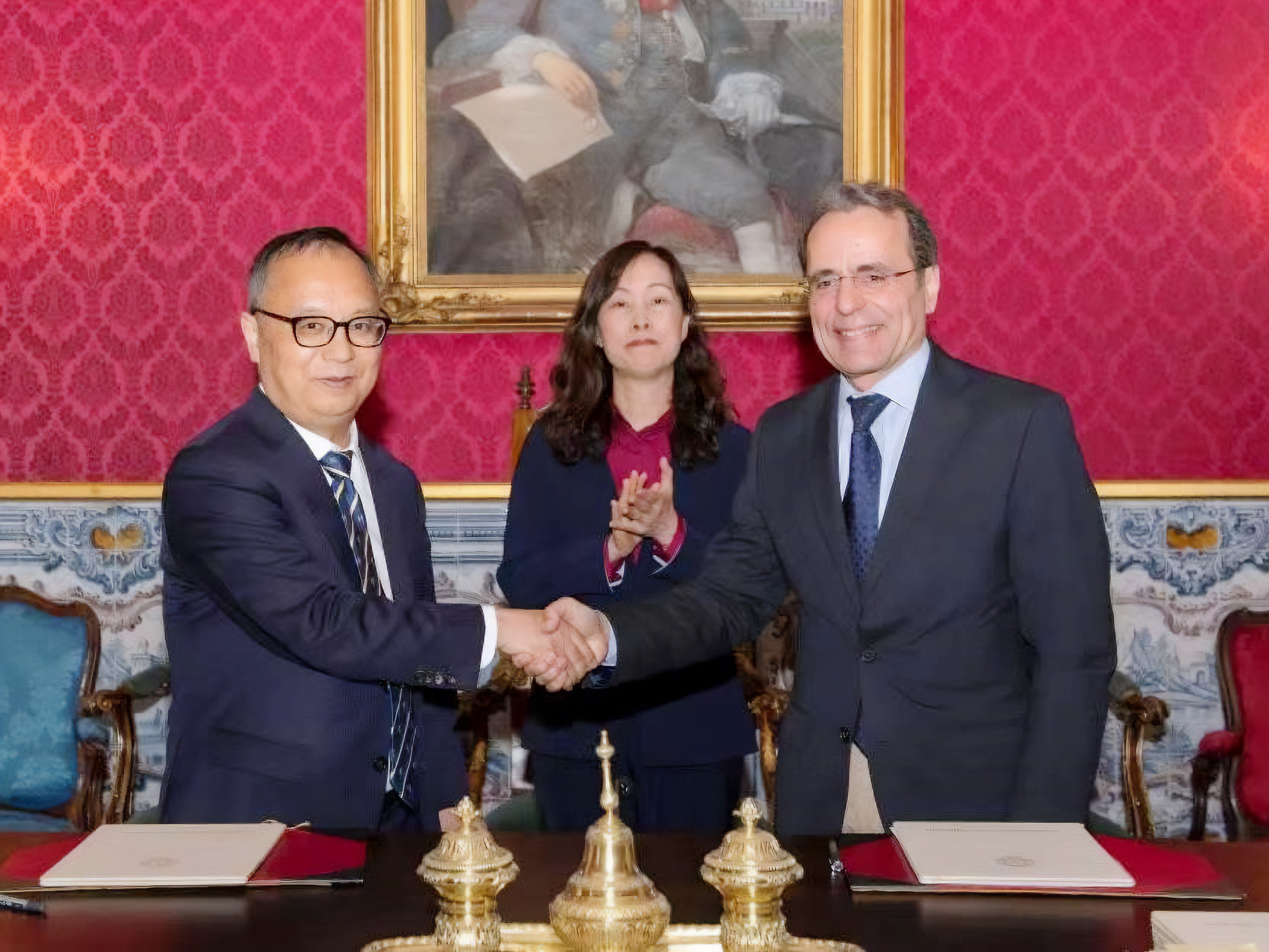 Secretary for Social Affairs and Culture Ao Ieong U (centre) witnesses the signing of a strategic cooperation framework agreement between UM and the University of Coimbra