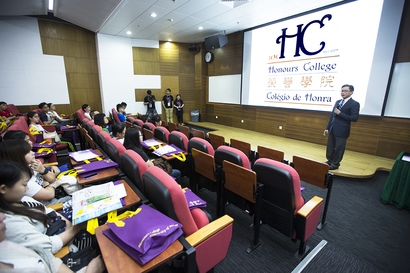 Prospective freshmen and their parents at the briefing sessions