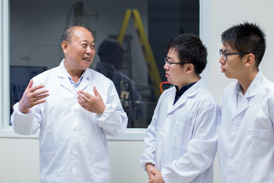 Prof Li Zongjin likes to pass on his knowledge and experience to his students